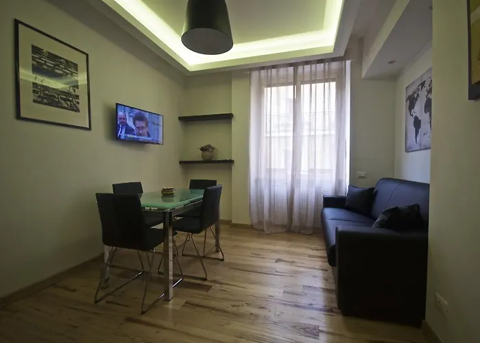 Piramide House